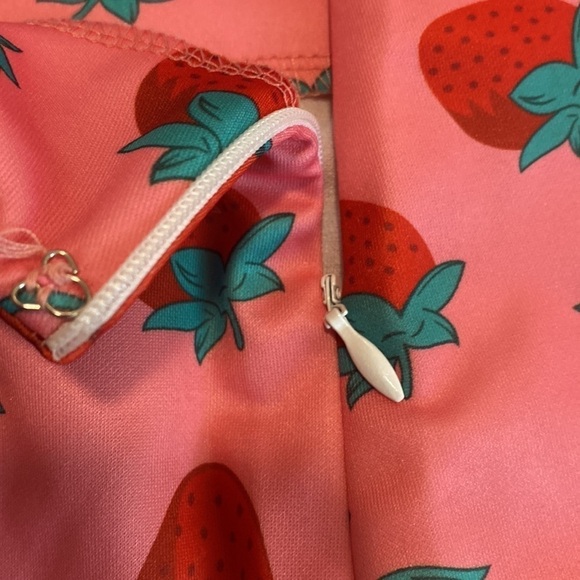 Strawberry 🍓 Skirt - Picture 4 of 5